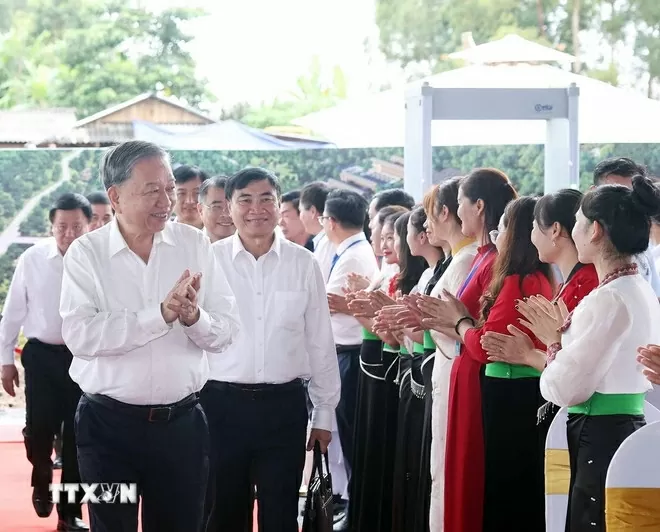 ổng Bí thư Tô Lâm và các đại biểu thực hiện nghi thức khởi công Trường liên cấp Tiểu học, Trung học cơ sở xã Si Pa Phìn, tỉnh Điện Biên. Ảnh: Thống Nhất – TTXVN