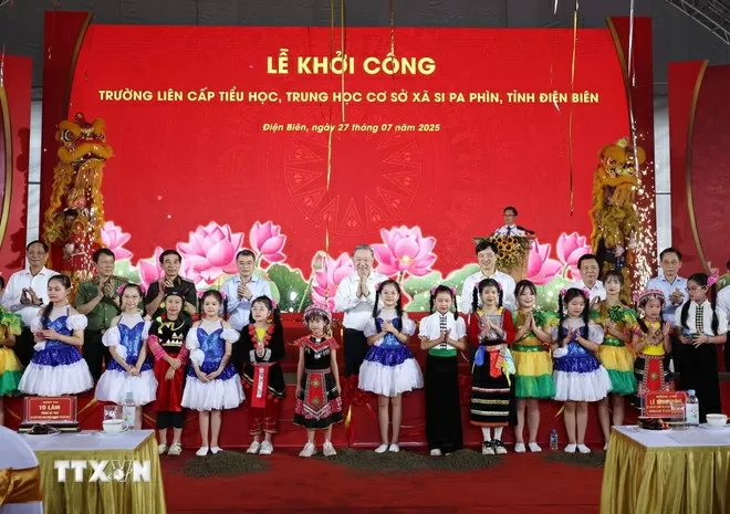 Tổng Bí thư Tô Lâm với các thiếu nhi tại Lễ khởi công Trường liên cấp Tiểu học, Trung học cơ sở xã Si Pa Phìn, tỉnh Điện Biên. (Ảnh: Thống Nhất/TTXVN) Tổng Bí thư Tô Lâm với các thiếu nhi tại Lễ khởi công Trường liên cấp Tiểu học, Trung học cơ sở xã Si Pa Phìn, tỉnh Điện Biên. (Ảnh: Thống Nhất/TTXVN)