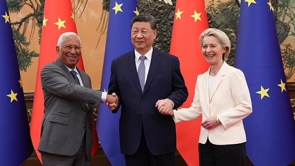 Chủ tịch Trung Quốc Tập Cận Bình (giữa) gặp Chủ tịch Hội đồng Châu Âu Antonio Costa (trái) và Chủ tịch EC Ursula von der Leyen tại Hội nghị thượng đỉnh Trung Quốc-EU lần thứ 25 ở Đại lễ đường Nhân dân, Bắc Kinh, ngày 24/7. (Nguồn: EU