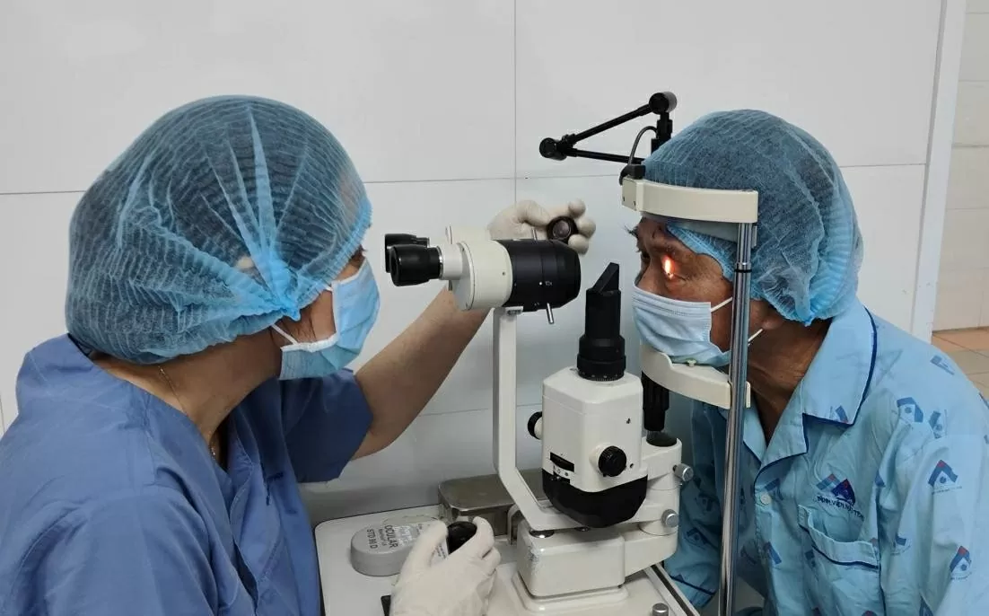 Công tác khám mắt luôn được các bác sỹ thực hiện theo quy trình khắt khe để đem lại kết quả thành công nhất cho người bệnh. (Nguồn: Vietnam+) Công tác khám mắt luôn được các bác sỹ thực hiện theo quy trình khắt khe để đem lại kết quả thành công nhất cho người bệnh. (Nguồn: Vietnam+)
