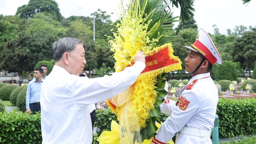 Tổng Bí thư dâng hương tưởng niệm các anh hùng, liệt sĩ tại Điện Biên