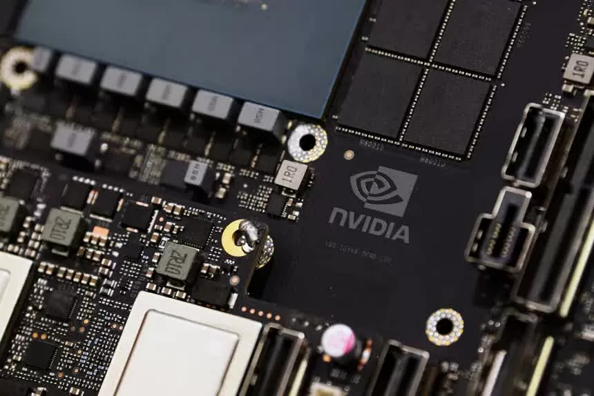 Logo của Nvidia Corp. trên chip GPU Blackwell của công ty được trưng bày tại Nvidia AI Summit Japan ở Tokyo, Nhật Bản, vào ngày 13 tháng 11 năm 2024. (Nguồn: Getty Images)