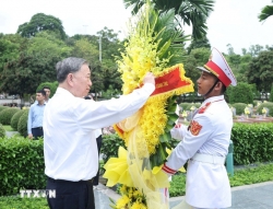 Tổng Bí thư dâng hương tưởng niệm các anh hùng, liệt sĩ tại Điện Biên
