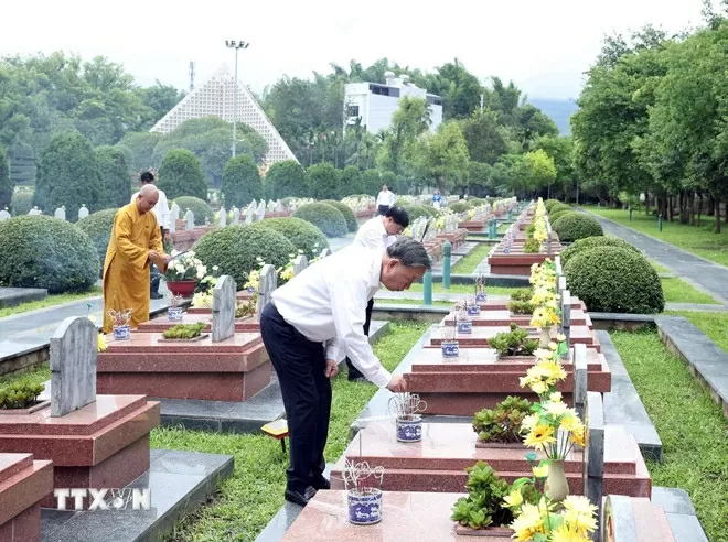 Tổng Bí thư dâng hương tưởng niệm các anh hùng, liệt sĩ tại Điện Biên
