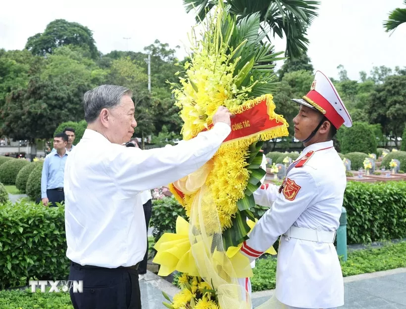 Tổng Bí thư dâng hương tưởng niệm các anh hùng, liệt sĩ tại Điện Biên