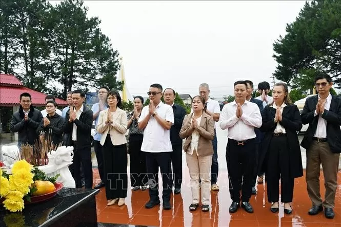 Người Việt tại Lào lan toả hoạt động tri ân các anh hùng, liệt sĩ