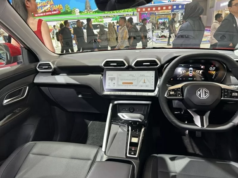 Khoang nội thất của MG ZS HEV gây ấn tượng với phong cách thiết kế tối giản và tinh tế