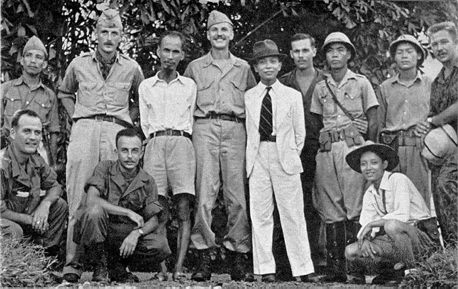 Chủ tịch Hồ Chí Minh, đồng chí Võ Nguyên Giáp cùng một số thành viên nhóm tình báo “Con Nai” tại Hà Nội năm 1945. (Ảnh tư liệu)