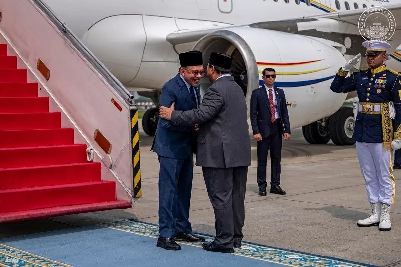 Tổng thống Indonesia Prabowo Subianto tiếp đón Thủ tướng Malaysia Anwar Ibrahim. (Nguồn: Văn phòng Thủ tướng Malaysia)