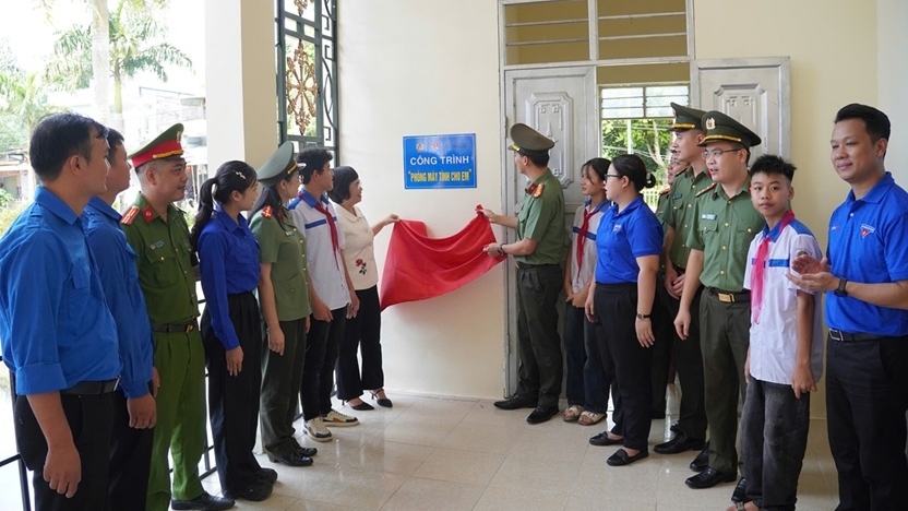 Tuổi trẻ Công an nhân dân thắp lửa tri ân, trao yêu thương đến vùng biên