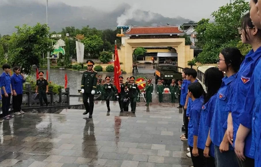 Tuổi trẻ Công an nhân dân thắp lửa tri ân, trao yêu thương đến vùng biên