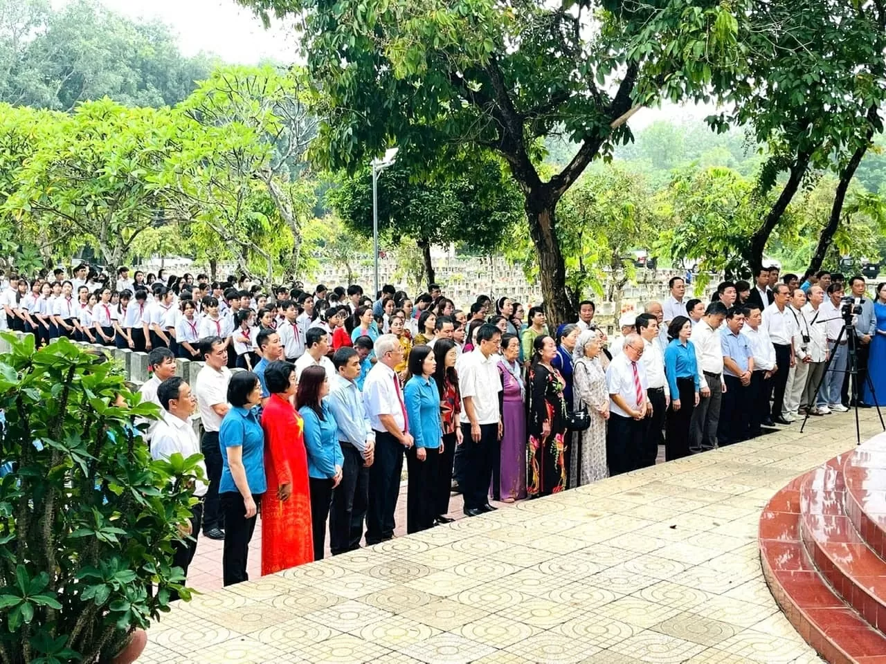 NXB Giáo dục Việt Nam tham gia viếng Nhà bia tưởng niệm liệt sĩ ngành Giáo dục