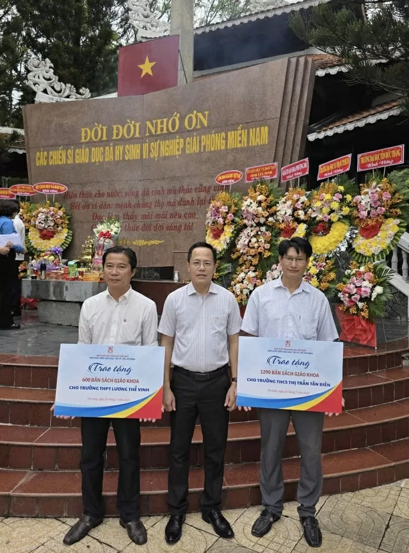 NXB Giáo dục Việt Nam tham gia viếng Nhà bia tưởng niệm liệt sĩ ngành Giáo dục