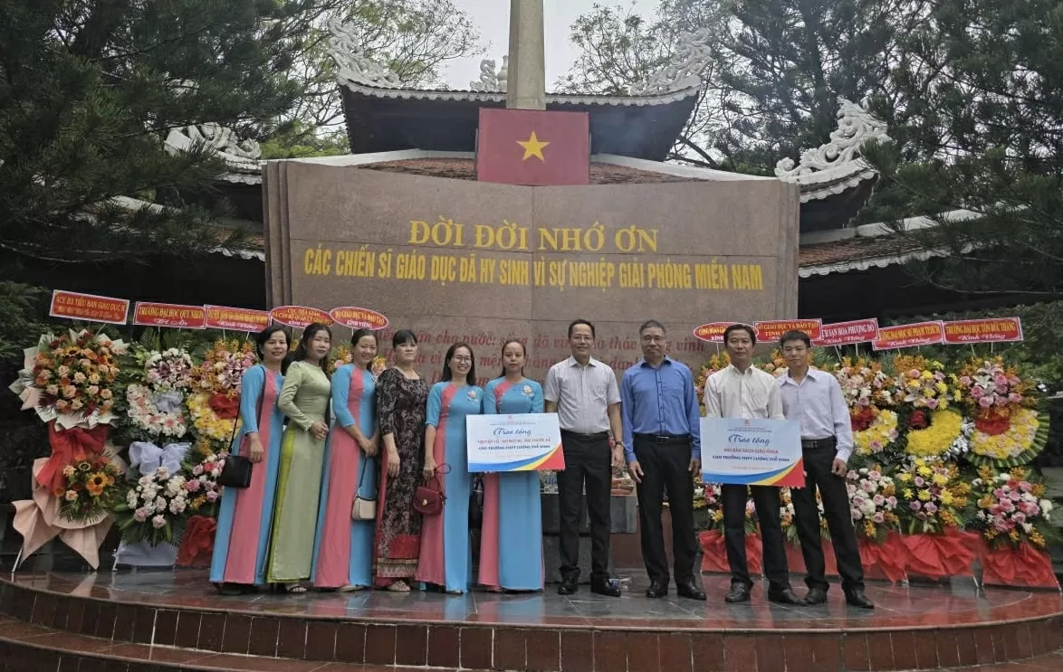 NXB Giáo dục Việt Nam tham gia viếng Nhà bia tưởng niệm liệt sĩ ngành Giáo dục