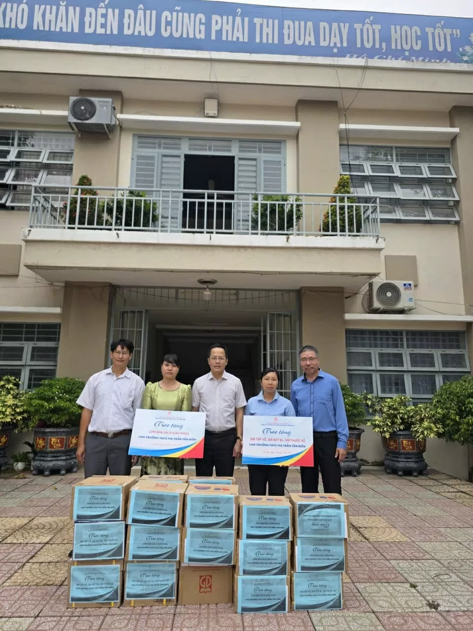 NXB Giáo dục Việt Nam tham gia viếng Nhà bia tưởng niệm liệt sĩ ngành Giáo dục NXB Giáo dục Việt Nam tham gia viếng Nhà bia tưởng niệm liệt sĩ ngành Giáo dục