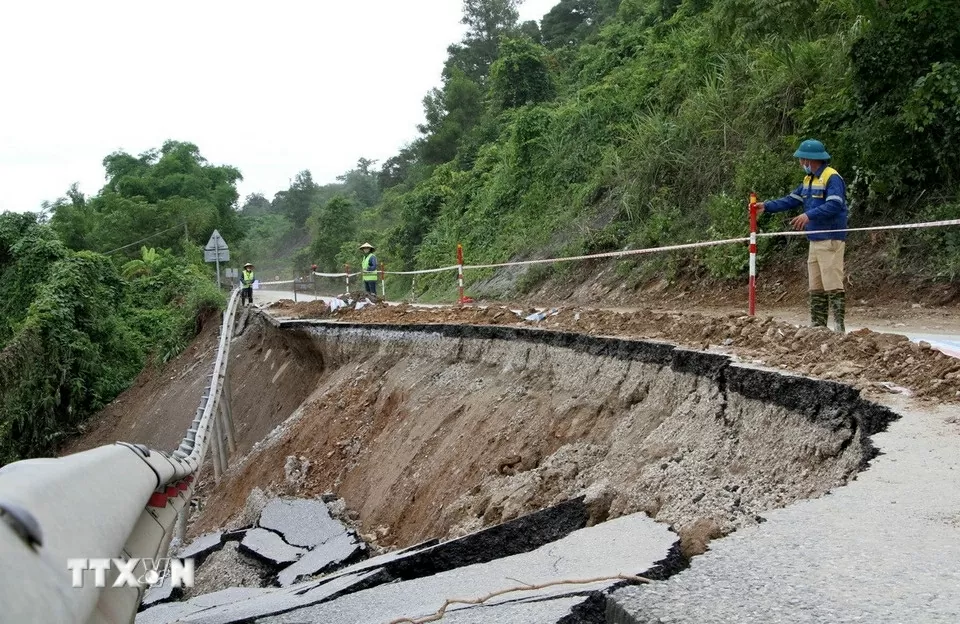 Nghệ An: Hàng chục điểm sạt lở trên tuyến đường độc đạo lên cửa khẩu quốc tế Nậm Cắn