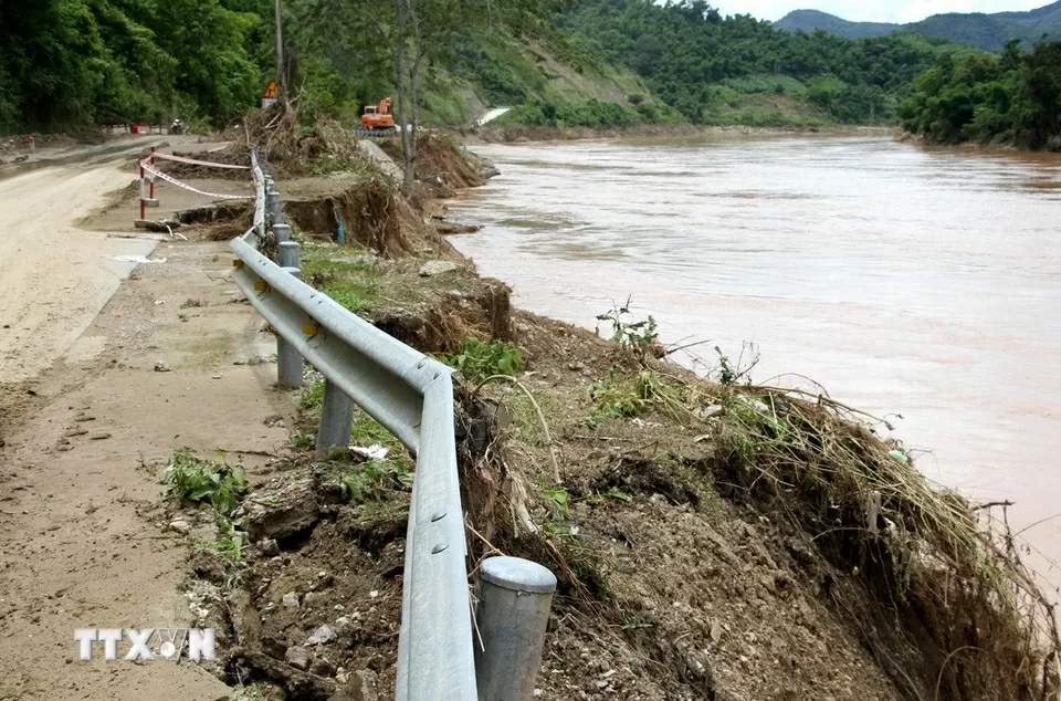 Nghệ An: Hàng chục điểm sạt lở trên tuyến đường độc đạo lên cửa khẩu quốc tế Nậm Cắn Nghệ An: Hàng chục điểm sạt lở trên tuyến đường độc đạo lên cửa khẩu quốc tế Nậm Cắn