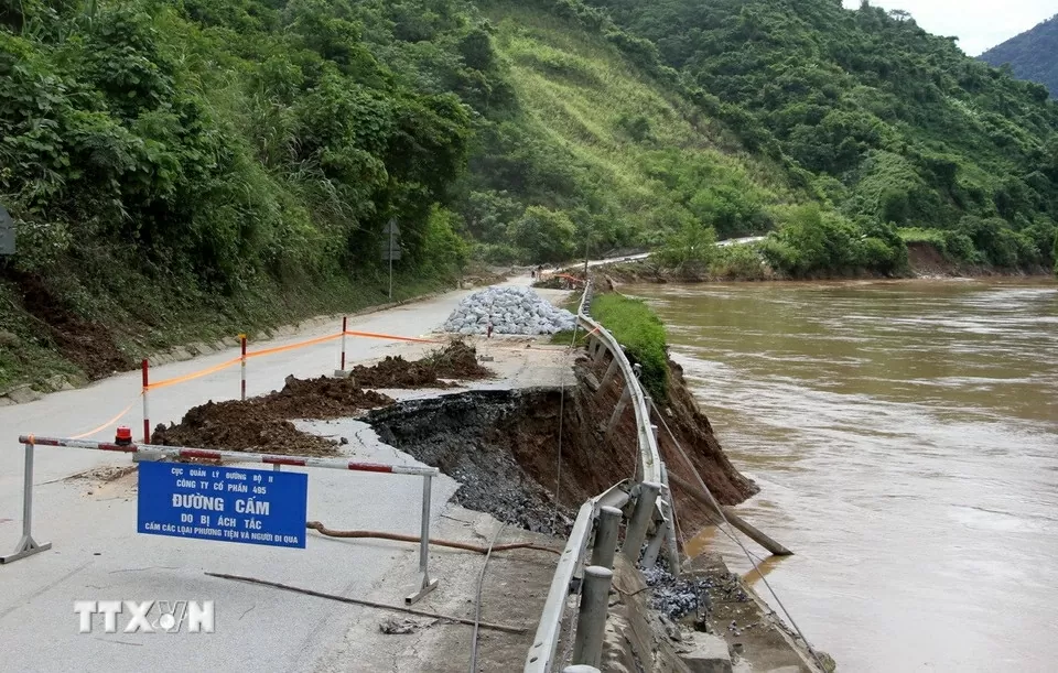 Nghệ An: Hàng chục điểm sạt lở trên tuyến đường độc đạo lên cửa khẩu quốc tế Nậm Cắn Nghệ An: Hàng chục điểm sạt lở trên tuyến đường độc đạo lên cửa khẩu quốc tế Nậm Cắn
