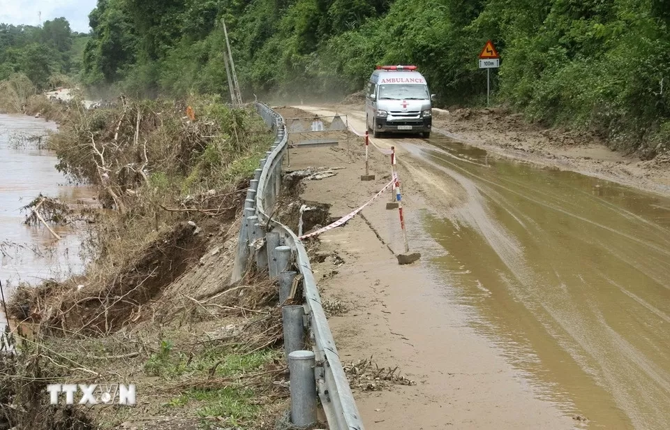 Nghệ An: Hàng chục điểm sạt lở trên tuyến đường độc đạo lên cửa khẩu quốc tế Nậm Cắn