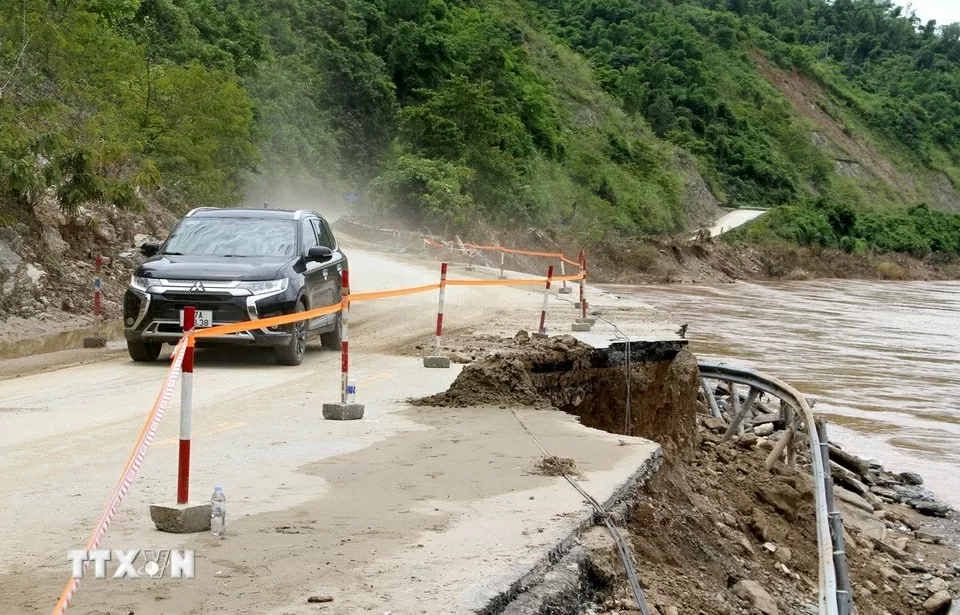 Nghệ An: Hàng chục điểm sạt lở trên tuyến đường độc đạo lên cửa khẩu quốc tế Nậm Cắn Nghệ An: Hàng chục điểm sạt lở trên tuyến đường độc đạo lên cửa khẩu quốc tế Nậm Cắn