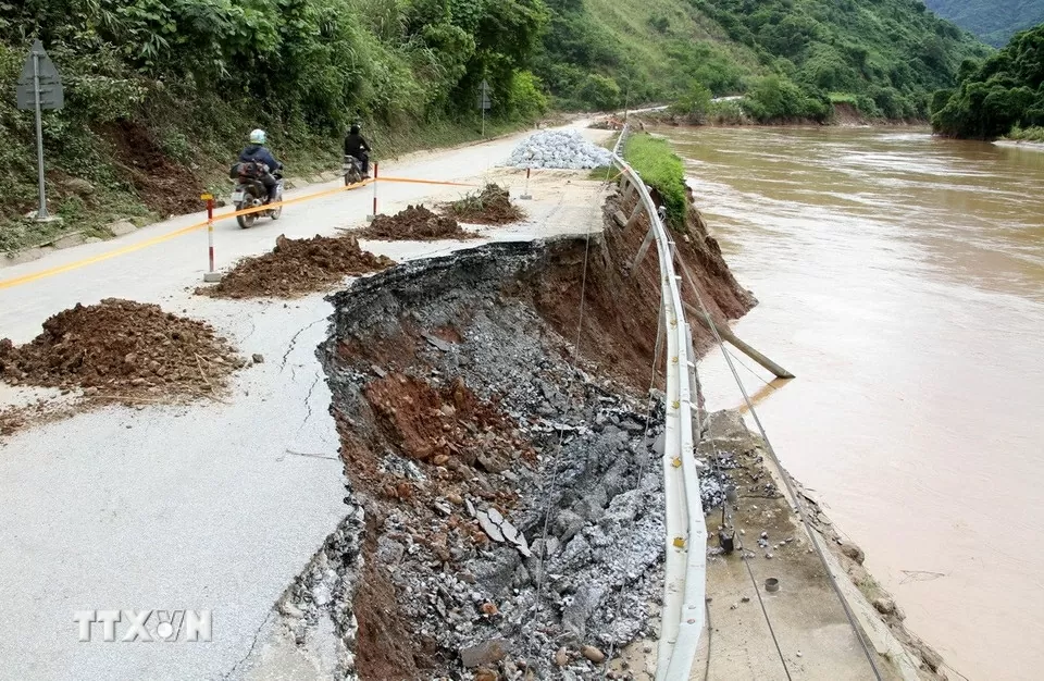 Nghệ An: Hàng chục điểm sạt lở trên tuyến đường độc đạo lên cửa khẩu quốc tế Nậm Cắn Nghệ An: Hàng chục điểm sạt lở trên tuyến đường độc đạo lên cửa khẩu quốc tế Nậm Cắn