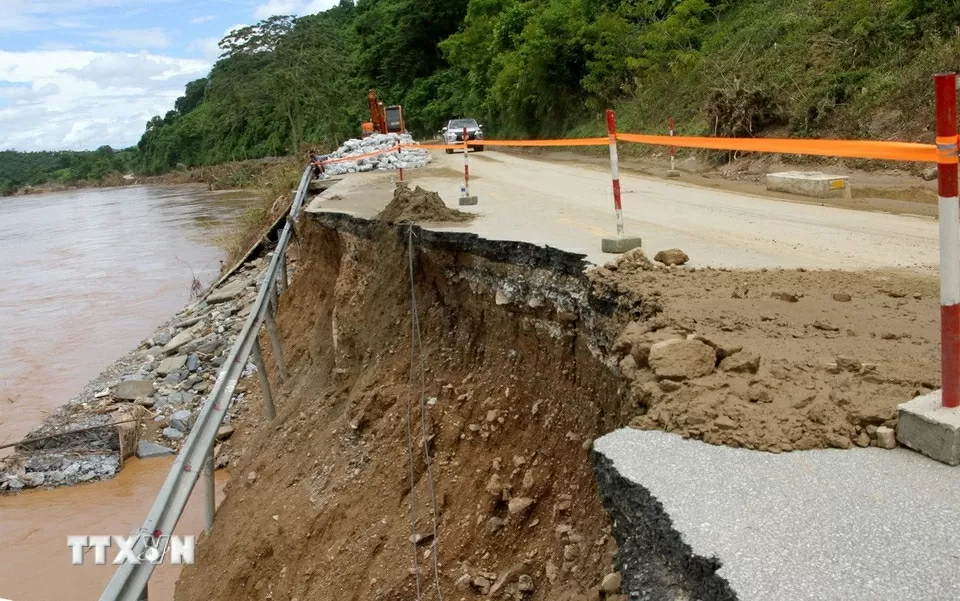 Nghệ An: Hàng chục điểm sạt lở trên tuyến đường độc đạo lên cửa khẩu quốc tế Nậm Cắn Nghệ An: Hàng chục điểm sạt lở trên tuyến đường độc đạo lên cửa khẩu quốc tế Nậm Cắn