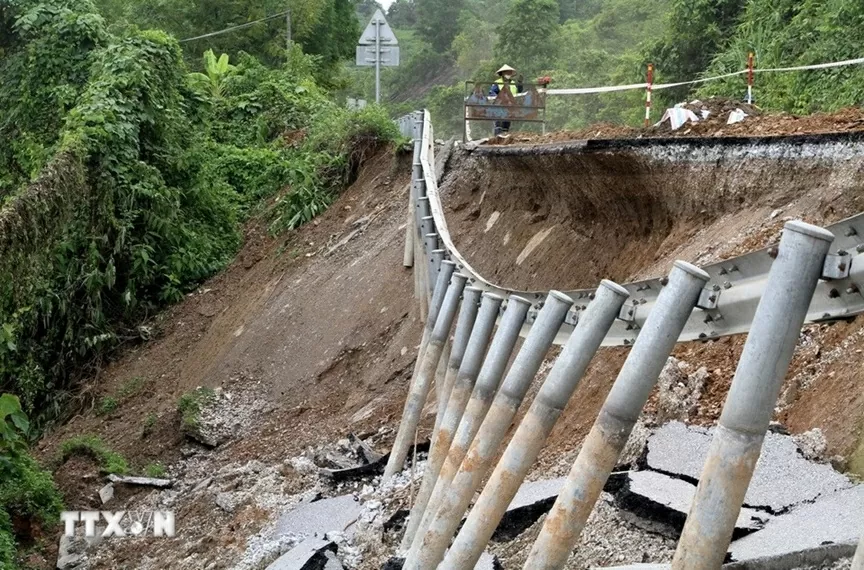 Nghệ An: Hàng chục điểm sạt lở trên tuyến đường độc đạo lên cửa khẩu quốc tế Nậm Cắn Nghệ An: Hàng chục điểm sạt lở trên tuyến đường độc đạo lên cửa khẩu quốc tế Nậm Cắn