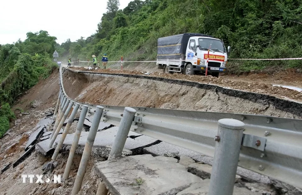 Nghệ An: Hàng chục điểm sạt lở trên tuyến đường độc đạo lên cửa khẩu quốc tế Nậm Cắn Nghệ An: Hàng chục điểm sạt lở trên tuyến đường độc đạo lên cửa khẩu quốc tế Nậm Cắn