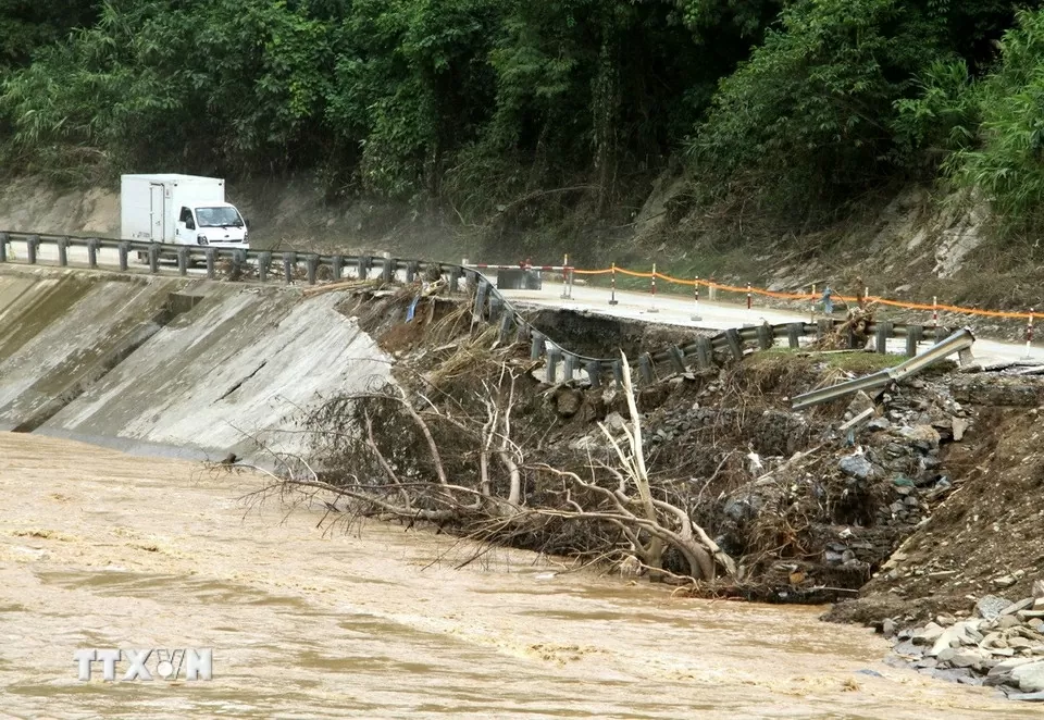 Nghệ An: Hàng chục điểm sạt lở trên tuyến đường độc đạo lên cửa khẩu quốc tế Nậm Cắn Nghệ An: Hàng chục điểm sạt lở trên tuyến đường độc đạo lên cửa khẩu quốc tế Nậm Cắn