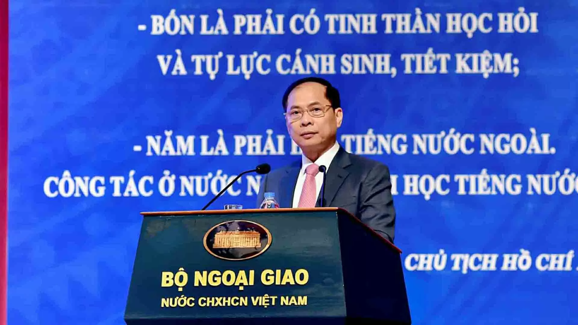 Phát biểu khai mạc của Phó Thủ tướng, Bộ trưởng Ngoại giao Bùi Thanh Sơn tại Hội thảo Ngoại giao thời đại Hồ Chí Minh Phát biểu khai mạc của Phó Thủ tướng, Bộ trưởng Ngoại giao Bùi Thanh Sơn tại Hội thảo Ngoại giao thời đại Hồ Chí Minh