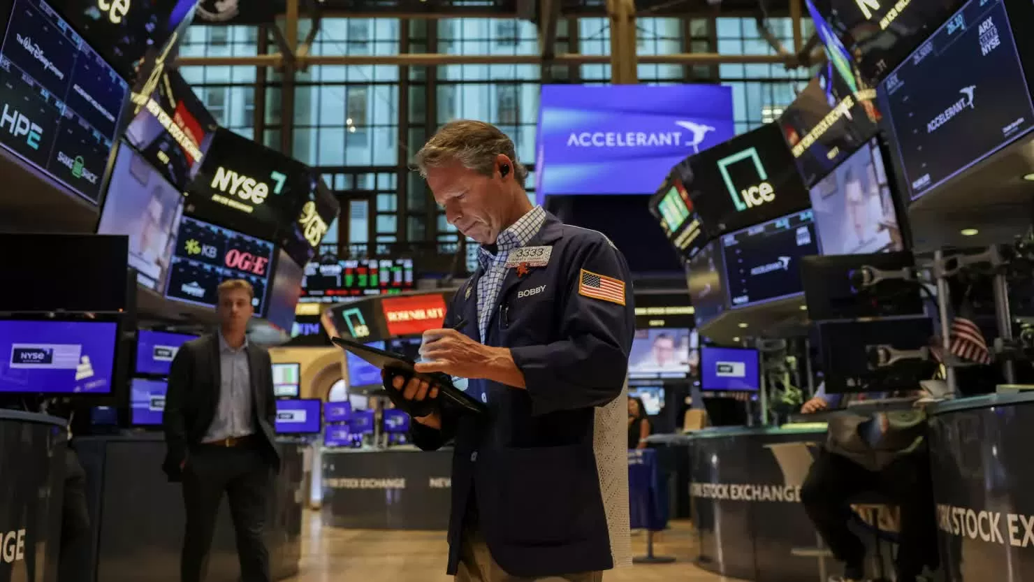 Các nhà giao dịch tại Sàn giao dịch chứng khoán New York (NYSE), ngày 25/7. (Nguồn: CNBC)