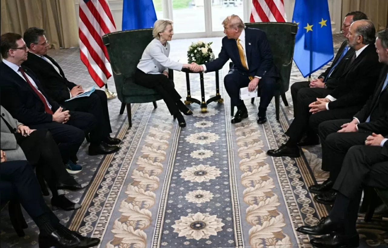 Tổng thống Donald Trump bắt tay Chủ tịch Ủy ban châu Âu Ursula von der Leyen sau khi đạt được thỏa thuận thương mại, tại Scotland, ngày 27/7. (Nguồn: Getty Image) Tổng thống Donald Trump bắt tay Chủ tịch Ủy ban châu Âu Ursula von der Leyen sau khi đạt được thỏa thuận thương mại, tại Scotland, ngày 27/7. (Nguồn: Getty Image)
