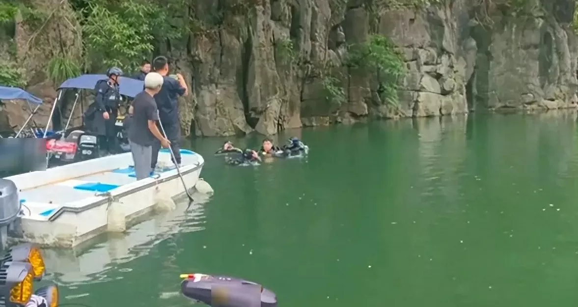 Trung Quốc: Người thợ lặn sống sót kỳ diệu sau 5 ngày trong hang ngầm sâu 9m
