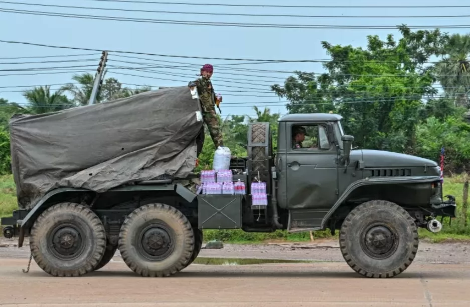 Một người lính Campuchia đứng trên xe tải chở bệ phóng tên lửa BM-21 do Nga sản xuất di chuyển dọc theo một con phố ở tỉnh Oddar Meanchey vào ngày 26 tháng 7 năm 2025. (Nguồn: Getty Images)
