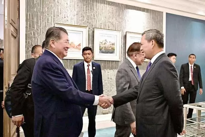 Quyền Thủ tướng Thái Lan Phumtham Wechayachai (trái) và Thủ tướng Campuchia Hun Manet bắt tay tại cuộc họp ở Putrajaya, Malaysia, ngày 28/7. (Nguồn: X)