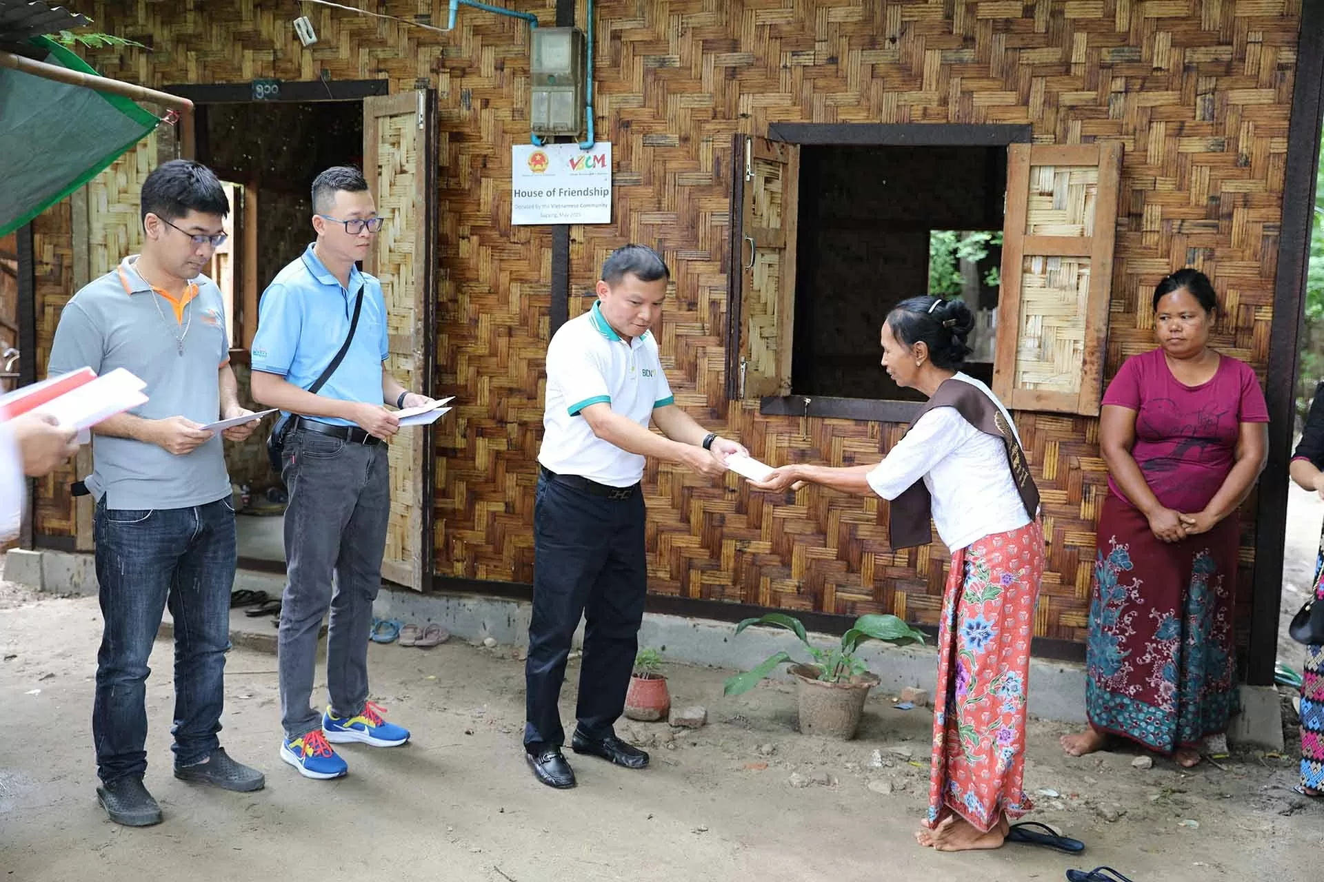Đại sứ quán Việt Nam tại Myanmar và cộng đồng doanh nghiệp Việt Nam hỗ trợ người dân vùng động đất tại Mandalay