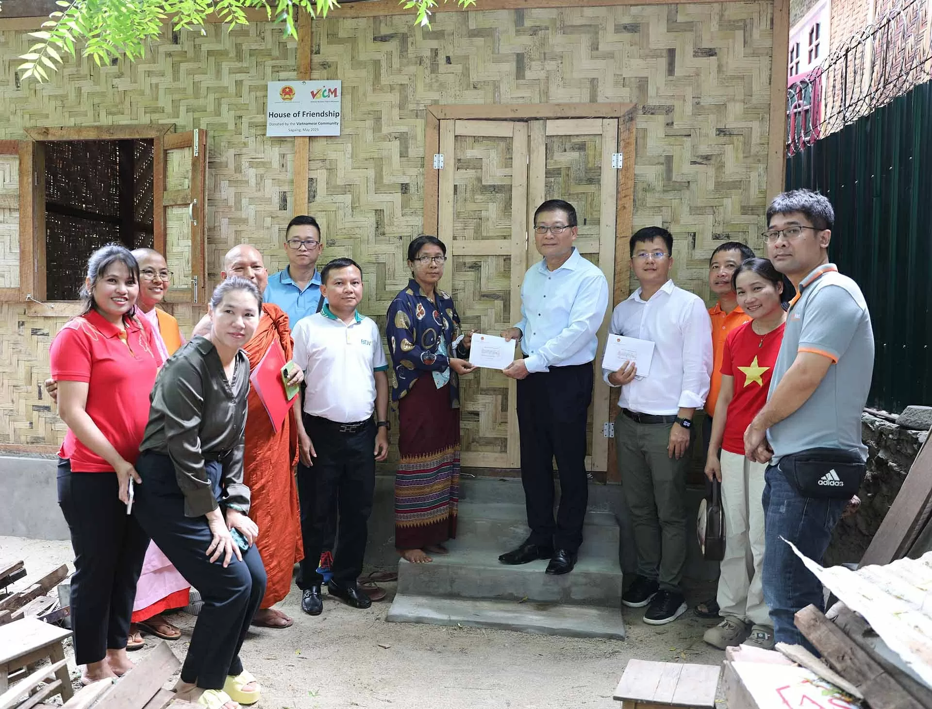 Đại sứ quán Việt Nam tại Myanmar và cộng đồng doanh nghiệp Việt Nam hỗ trợ người dân vùng động đất tại Mandalay Đại sứ quán Việt Nam tại Myanmar và cộng đồng doanh nghiệp Việt Nam hỗ trợ người dân vùng động đất tại Mandalay