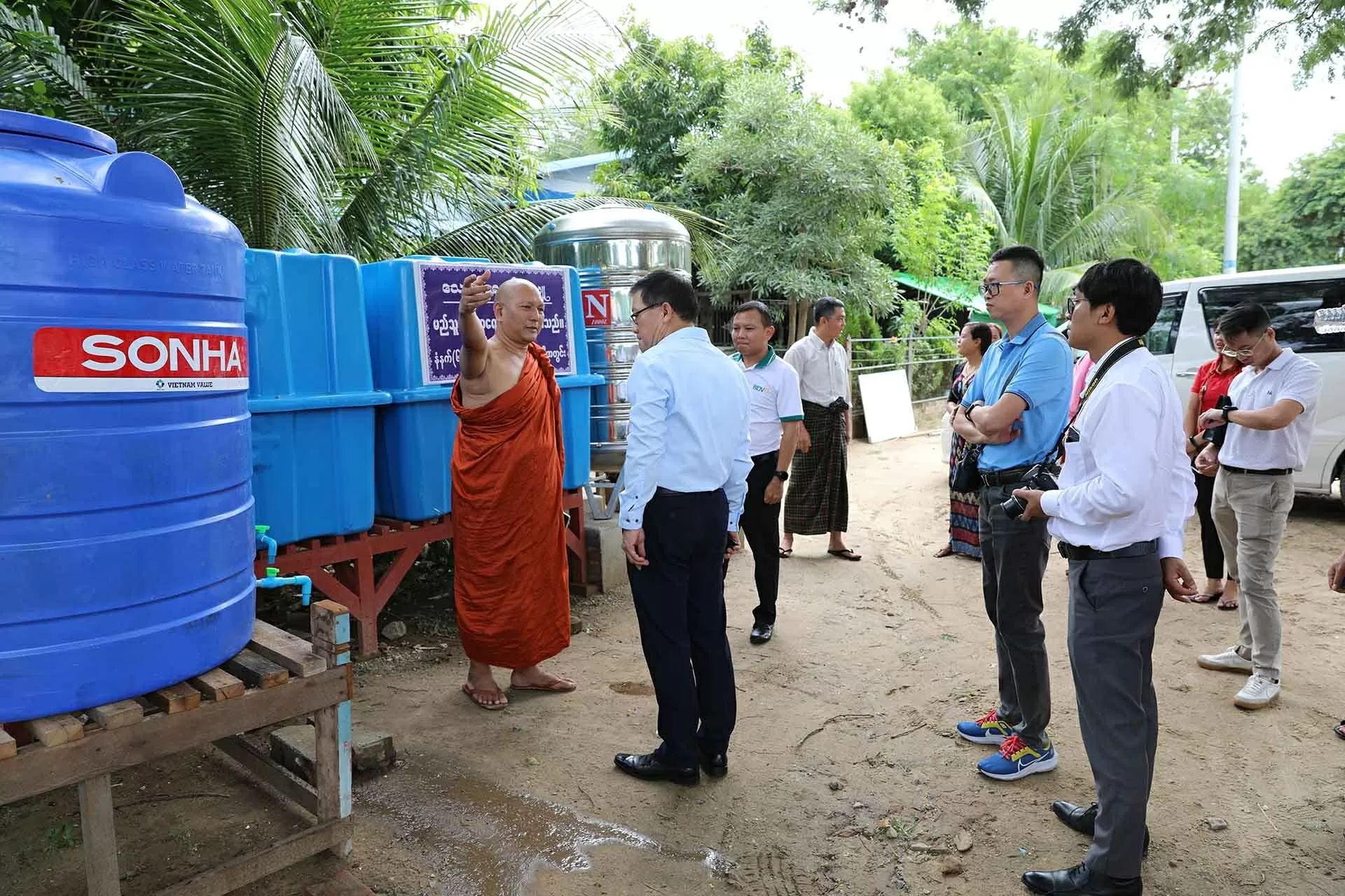 Đại sứ quán Việt Nam tại Myanmar và cộng đồng doanh nghiệp Việt Nam hỗ trợ người dân vùng động đất tại Mandalay