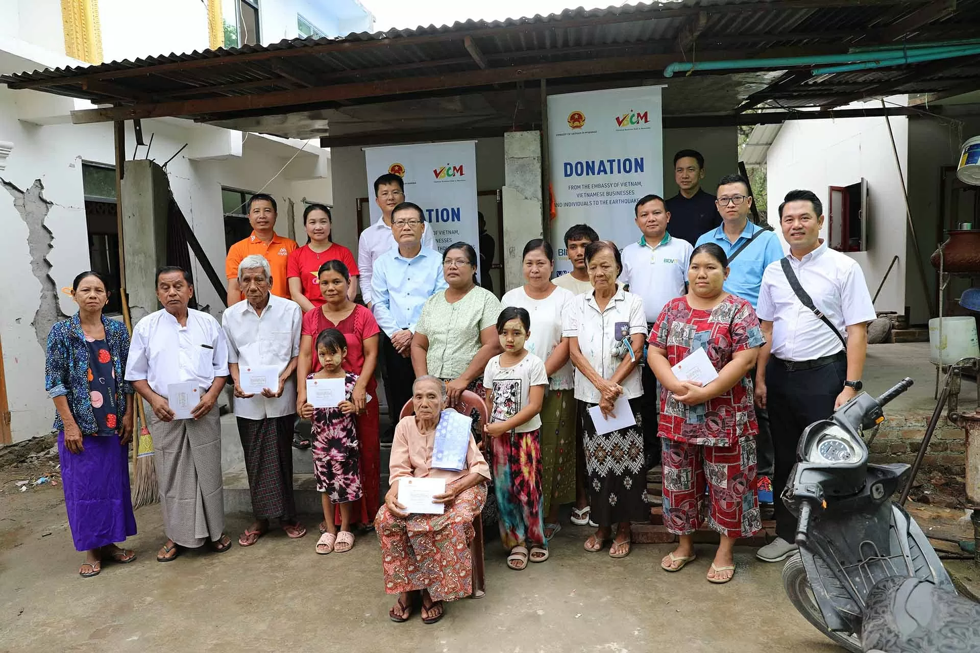 Đại sứ quán Việt Nam tại Myanmar và cộng đồng doanh nghiệp Việt Nam hỗ trợ người dân vùng động đất tại Mandalay