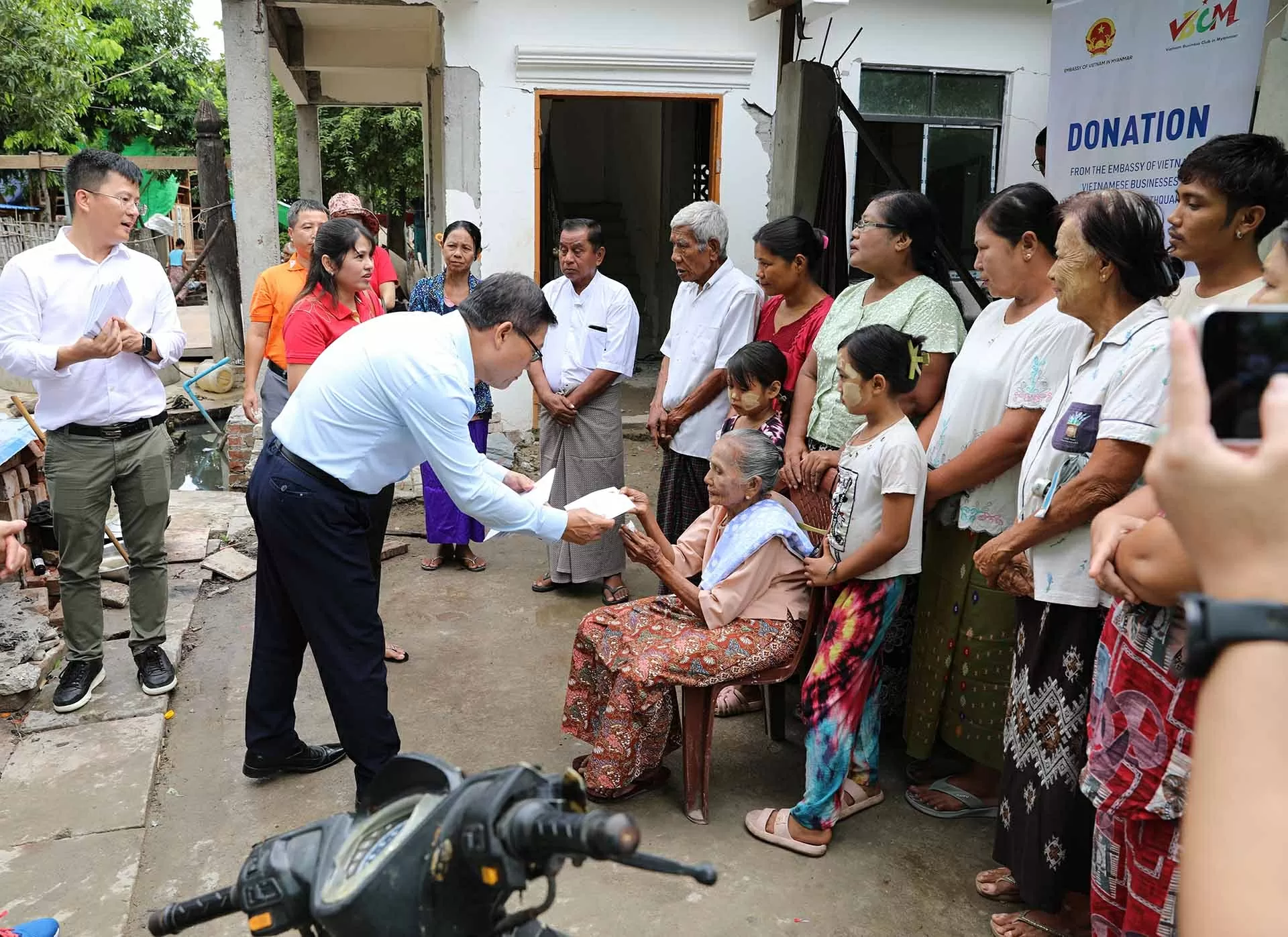 Đại sứ quán Việt Nam tại Myanmar và cộng đồng doanh nghiệp Việt Nam hỗ trợ người dân vùng động đất tại Mandalay