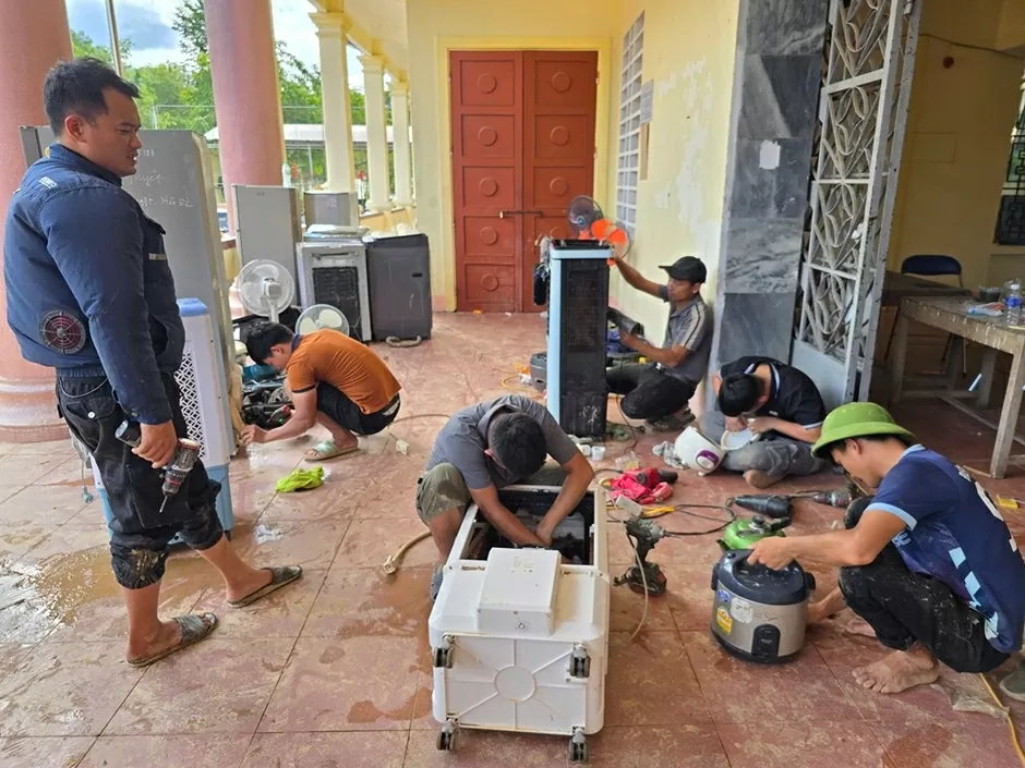 Nghệ An: Hơn 100 kỹ thuật viên đổ về vùng lũ sửa đồ miễn phí giúp bà con