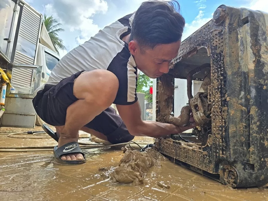 Nghệ An: Hơn 100 kỹ thuật viên đổ về vùng lũ sửa đồ miễn phí giúp bà con