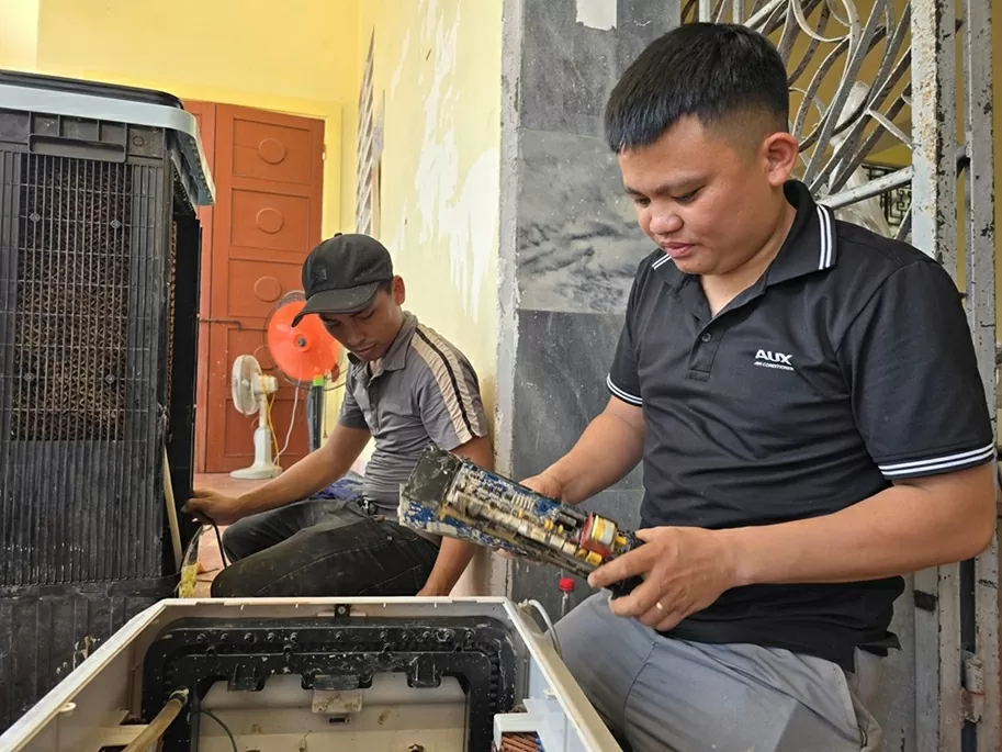 Nghệ An: Hơn 100 kỹ thuật viên đổ về vùng lũ sửa đồ miễn phí giúp bà con