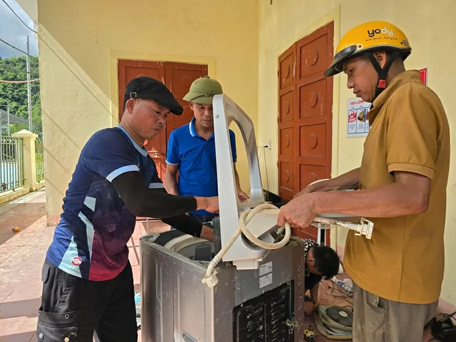 Nghệ An: Hơn 100 kỹ thuật viên đổ về vùng lũ sửa đồ miễn phí giúp bà con