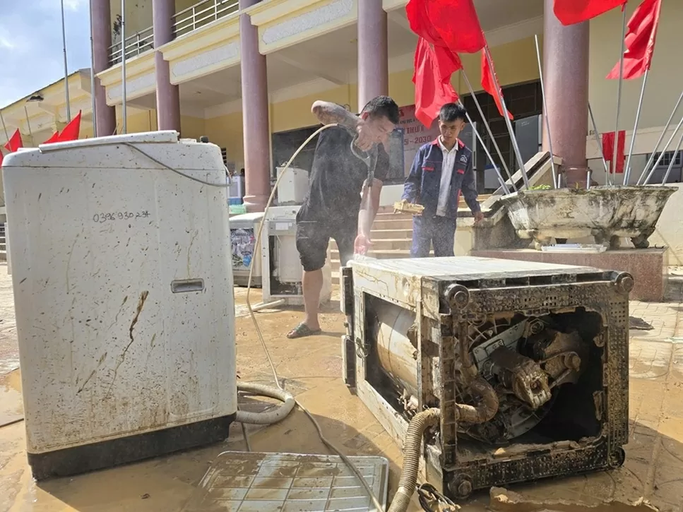 Nghệ An: Hơn 100 kỹ thuật viên đổ về vùng lũ sửa đồ miễn phí giúp bà con