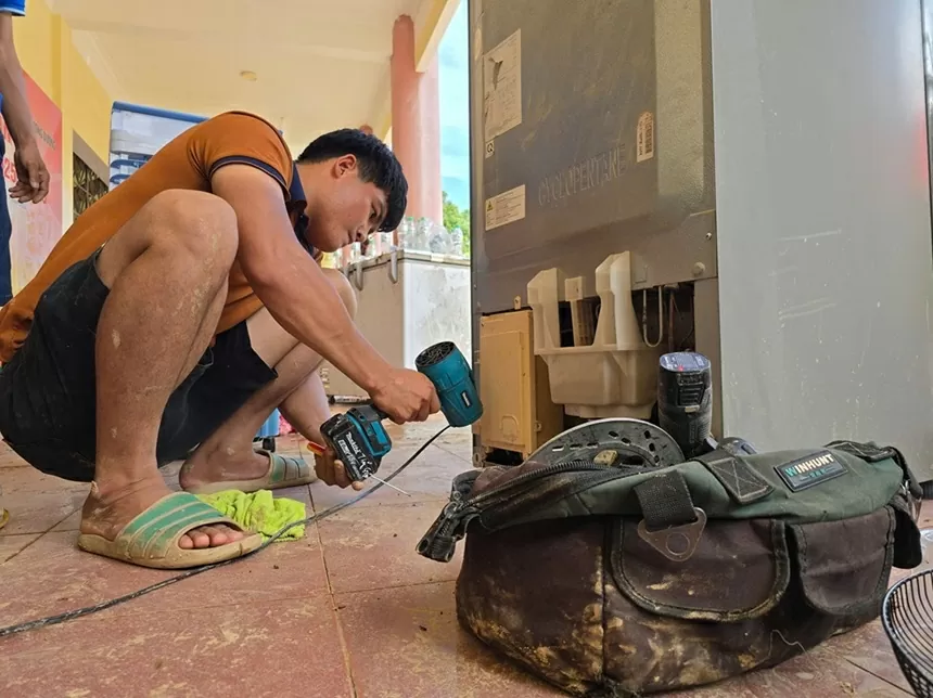 Nghệ An: Hơn 100 kỹ thuật viên đổ về vùng lũ sửa đồ miễn phí giúp bà con
