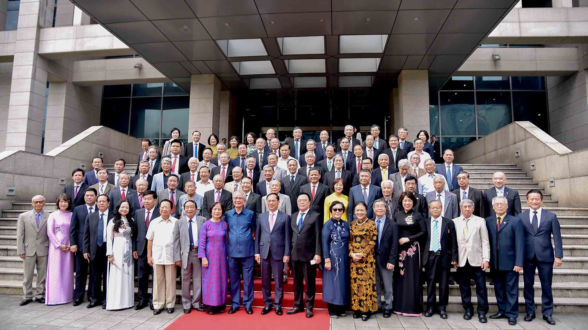 viet tiep chang duong 80 nam ve vang cua nganh ngoai giao viet nam dua dat nuoc vao ky nguyen moi