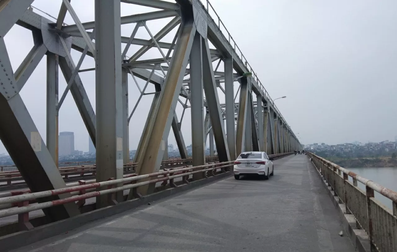 Ép biển số xe ô tô, có cần thiết không?