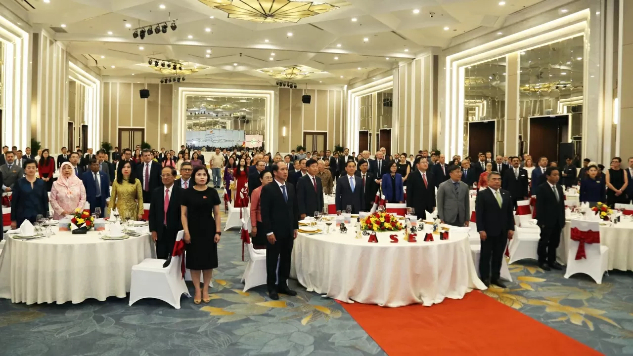Buổi tiệc với sự tham dự của đông đảo các Đại sứ, Trưởng Cơ quan đại diện các nước và tổ chức quốc tế tại Việt Nam và Lãnh đạo các ban, bộ, ngành, địa phương. (Ảnh: Thành Long) Buổi tiệc với sự tham dự của đông đảo các Đại sứ, Trưởng Cơ quan đại diện các nước và tổ chức quốc tế tại Việt Nam và Lãnh đạo các ban, bộ, ngành, địa phương. (Ảnh: Thành Long)