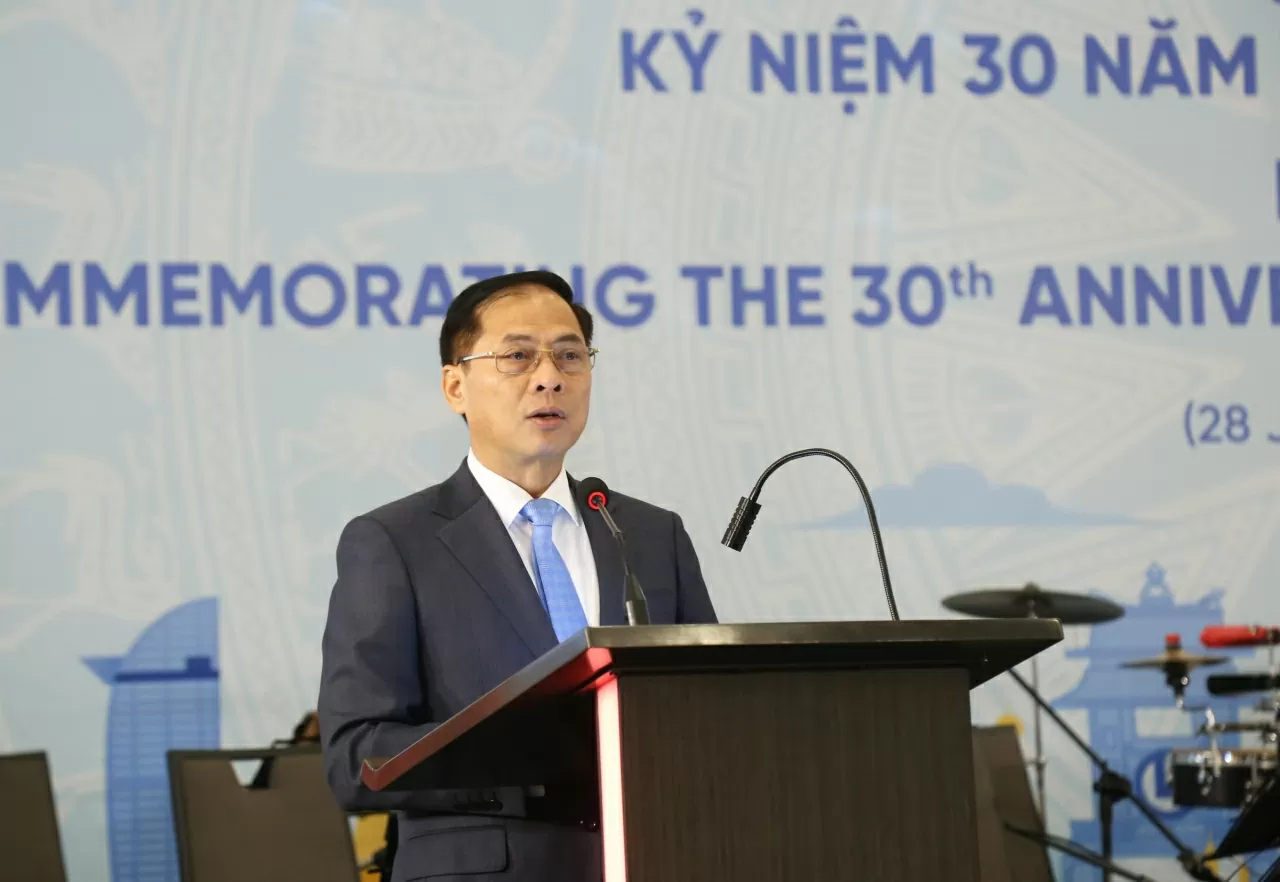 Phó Thủ tướng, Bộ trưởng Ngoại giao Bùi Thanh Sơn phát biểu khai mạc buổi lễ. (Ảnh: Thành Long) Phó Thủ tướng, Bộ trưởng Ngoại giao Bùi Thanh Sơn phát biểu khai mạc buổi lễ. (Ảnh: Thành Long)